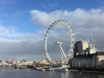 Attrazione turistica dell'occhio di Londra di giorno fotografia stock libera da diritti Attrazione turistica dell'occhio di Londra di giorno fotografia stock libera da diritti