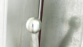 Attrezzatura della fabbrica della carne Equipaggi il refrigeratior di chiusura del lavoratore in pieno delle salsiccie crude video d archivio Attrezzatura della fabbrica della carne Equipaggi il refrigeratior di chiusura del lavoratore in pieno delle salsiccie crude video d archivio