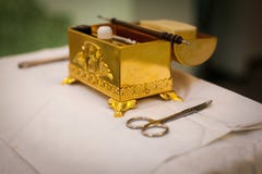 Attributs d'un pr?tre orthodoxe pour le bapt?me Sacrement de bapt?me ( photos stock Attributs d'un pr?tre orthodoxe pour le bapt?me Sacrement de bapt?me ( photos stock