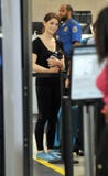 Attrice Ashley Greene con il cane all'aeroporto di LASSISMO immagine stock Attrice Ashley Greene con il cane all'aeroporto di LASSISMO immagine stock