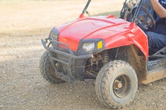 ATV, das an Thailand-Rennstrecke fährt lizenzfreies stockbild ATV, das an Thailand-Rennstrecke fährt lizenzfreies stockbild