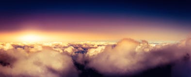 Au-dessus des nuages image libre de droits Au-dessus des nuages image libre de droits