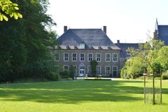 AUBEL BELGIEN - Maj 24, 2017: Abbotskloster av Val-Dieu royaltyfri bild AUBEL BELGIEN - Maj 24, 2017: Abbotskloster av Val-Dieu royaltyfri bild