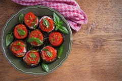 Aubergines met tomaten en saus Pan gebraden aubergines Gezond vegetarisch voedsel, voorgerecht stock fotografie Aubergines met tomaten en saus Pan gebraden aubergines Gezond vegetarisch voedsel, voorgerecht stock fotografie