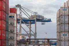 AUCKLAND, NUOVA ZELANDA - 2 APRILE 2012: Gru e pila di contenitori al porto di Auckland fotografie stock AUCKLAND, NUOVA ZELANDA - 2 APRILE 2012: Gru e pila di contenitori al porto di Auckland fotografie stock