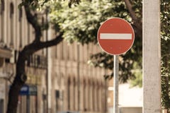 Aucun avertissement de circulation routière de signe d'entrée sur la rue toned photo libre de droits Aucun avertissement de circulation routière de signe d'entrée sur la rue toned photo libre de droits