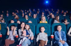 Audiencia de teatro de película que disfruta de la película y de la sonrisa imagen de archivo libre de regalías Audiencia de teatro de película que disfruta de la película y de la sonrisa imagen de archivo libre de regalías