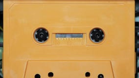 Audiocassetteband met een leeg wit etiket Audiocassetteband met een leeg wit etiket
