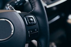 Audiocontroleknopen op het stuurwiel van een moderne auto royalty-vrije stock foto's Audiocontroleknopen op het stuurwiel van een moderne auto royalty-vrije stock foto's