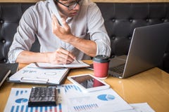Auditoria de trabalho do contador do homem de neg?cios e c?lculo da indica??o financeira anual financeira do balan?o do relat?rio imagens de stock royalty free Auditoria de trabalho do contador do homem de neg?cios e c?lculo da indica??o financeira anual financeira do balan?o do relat?rio imagens de stock royalty free