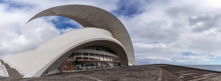Auditorio de Tenerife, Santa Cruz de Tenerife Espania, Październik, - 26, 2018: Przyglądający wschód w kierunku wejścia i kawiarn zdjęcie royalty free Auditorio de Tenerife, Santa Cruz de Tenerife Espania, Październik, - 26, 2018: Przyglądający wschód w kierunku wejścia i kawiarn zdjęcie royalty free
