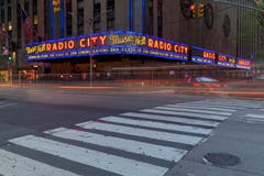 Auditório de rádio da cidade no centro de Rockefeller em New York, NY imagens de stock royalty free Auditório de rádio da cidade no centro de Rockefeller em New York, NY imagens de stock royalty free