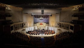 A audiência escuta o concerto da orquestra sinfónica fotos de stock A audiência escuta o concerto da orquestra sinfónica fotos de stock
