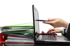 Audytor wskazuje z piórem na laptopu ekranie, pokazuje informację obraz royalty free Audytor wskazuje z piórem na laptopu ekranie, pokazuje informację obraz royalty free