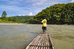 Auf Bambusflössen auf Rio Grande flößen, Hafen Antonio, Jamaika lizenzfreie stockfotos Auf Bambusflössen auf Rio Grande flößen, Hafen Antonio, Jamaika lizenzfreie stockfotos