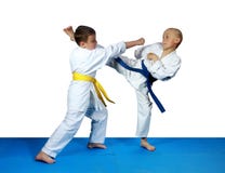 Auf blauen tatami kleinen bilden die Athleten zusammengepaßtes Übungskarate aus stockbilder Auf blauen tatami kleinen bilden die Athleten zusammengepaßtes Übungskarate aus stockbilder