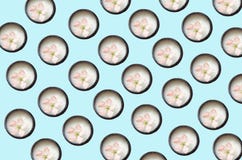 Auf dem Bettt?rkishintergrund gibt es viele offenen Gl?ser Creme, in einem Glas dort ist eine Blume lizenzfreie stockfotos Auf dem Bettt?rkishintergrund gibt es viele offenen Gl?ser Creme, in einem Glas dort ist eine Blume lizenzfreie stockfotos