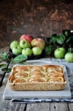 Auf dem Stand ist ein Klumpenkuchen mit Äpfeln, in den Scheiben Frische Äpfel stockbilder Auf dem Stand ist ein Klumpenkuchen mit Äpfeln, in den Scheiben Frische Äpfel stockbilder