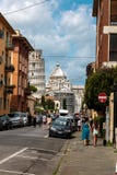 Auf dem Weg zu Marktplatz dei Miracoli mit dem lehnenden Turm von Pisa und von Kathedrale von Santa Maria Assunta in Pisa, Toskan stockbild Auf dem Weg zu Marktplatz dei Miracoli mit dem lehnenden Turm von Pisa und von Kathedrale von Santa Maria Assunta in Pisa, Toskan stockbild