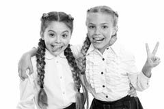 Auf der gleichen Welle Schulm?dchen tragen formale Schuluniform Kleine M?dchen der Schwestern mit den Borten bereit zur Schule Sc stockfoto Auf der gleichen Welle Schulm?dchen tragen formale Schuluniform Kleine M?dchen der Schwestern mit den Borten bereit zur Schule Sc stockfoto