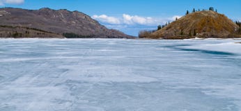 Gefrorener Fluss Auf-gefrorenem-see-laberge-ski-fahren-yukon-kanada-19482796