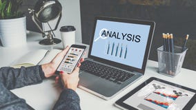 Auf Tabelle sind Laptop, digitale Tablette mit Diagrammen, Grafiken und Diagramme auf Schirmen lizenzfreie stockbilder Auf Tabelle sind Laptop, digitale Tablette mit Diagrammen, Grafiken und Diagramme auf Schirmen lizenzfreie stockbilder