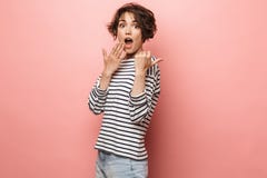 Aufgeregte entsetzte überraschte Schönheitsaufstellung lokalisiert über dem rosa Wandhintergrundzeigen lizenzfreie stockfotos Aufgeregte entsetzte überraschte Schönheitsaufstellung lokalisiert über dem rosa Wandhintergrundzeigen lizenzfreie stockfotos