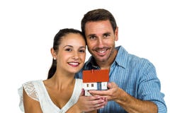 Aufgeregte Paare, die Hausmodell halten Stockbild Aufgeregte Paare, die Hausmodell halten Stockbild