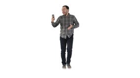 Aufgeregter Mann unter Verwendung Smartphonenotierenden Videoblog vlog auf weißem Hintergrund stock video footage Aufgeregter Mann unter Verwendung Smartphonenotierenden Videoblog vlog auf weißem Hintergrund stock video footage