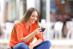Aufpassender Medieninhalt des Mädchens in einem Telefon lizenzfreies stockfoto Aufpassender Medieninhalt des Mädchens in einem Telefon lizenzfreies stockfoto