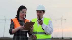 Aufsichtskraft und Ingenieur für elektrischen Strom betrachteten Pläne stock video Aufsichtskraft und Ingenieur für elektrischen Strom betrachteten Pläne stock video