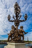Aufwändige Lampe mit Amoren auf der Alexander III.-Brücke mit dem Eiffelturm im Hintergrund in Paris stockfotos Aufwändige Lampe mit Amoren auf der Alexander III.-Brücke mit dem Eiffelturm im Hintergrund in Paris stockfotos