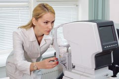 Augenarztfrau mit ophthalmologic Gerät im Kabinett stockfoto Augenarztfrau mit ophthalmologic Gerät im Kabinett stockfoto