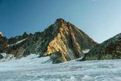 Augmentant sur le glacier à la crête de Grossglockner par l'intermédiaire de Studlgrat, le Tyrol, Autriche photo stock Augmentant sur le glacier à la crête de Grossglockner par l'intermédiaire de Studlgrat, le Tyrol, Autriche photo stock