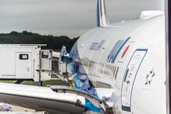 18 augustus, 2017: Narita Internationale Luchthaven, Tokyo, deuren Japan-Frieght open met vracht die op Al Nipon-jetlin worden ge stock foto 18 augustus, 2017: Narita Internationale Luchthaven, Tokyo, deuren Japan-Frieght open met vracht die op Al Nipon-jetlin worden ge stock foto