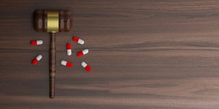 Auktionshammer der Wiedergabe 3d mit Pillen vektor abbildung Auktionshammer der Wiedergabe 3d mit Pillen vektor abbildung