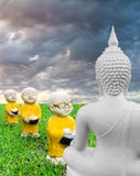 Aumône de regarder de Bouddha image libre de droits Aumône de regarder de Bouddha image libre de droits