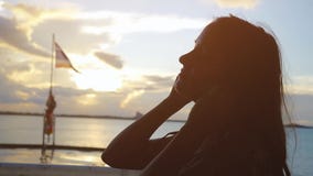 Auriculares que llevan bastante soñadores de la mujer joven que escuchan la música en el velero en la cámara lenta mientras que v metrajes Auriculares que llevan bastante soñadores de la mujer joven que escuchan la música en el velero en la cámara lenta mientras que v metrajes