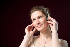 Auriculares sonrientes hermosos de la música de la muchacha que desgastan imagenes de archivo Auriculares sonrientes hermosos de la música de la muchacha que desgastan imagenes de archivo