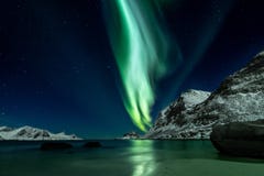 Aurora boreal na praia de Haukland nas ilhas de Lofoten fotografia de stock Aurora boreal na praia de Haukland nas ilhas de Lofoten fotografia de stock