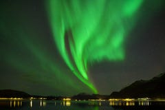 Aurora Borealis en las islas de Lofoten, Reine Norway Aurora boreal verde sobre las montañas Cielo nocturno con el cielo polar foto de archivo libre de regalías Aurora Borealis en las islas de Lofoten, Reine Norway Aurora boreal verde sobre las montañas Cielo nocturno con el cielo polar foto de archivo libre de regalías