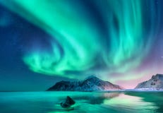 Aurora Borealis Nordlichter in Lofoten-Inseln, Norwegen lizenzfreies stockbild Aurora Borealis Nordlichter in Lofoten-Inseln, Norwegen lizenzfreies stockbild
