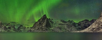 Aurora borealis sobre um fiorde no Lofoten em Noruega imagens de stock royalty free Aurora borealis sobre um fiorde no Lofoten em Noruega imagens de stock royalty free
