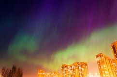 Aurora borealis sterrige nacht over de stad en de huizen royalty-vrije stock afbeeldingen Aurora borealis sterrige nacht over de stad en de huizen royalty-vrije stock afbeeldingen