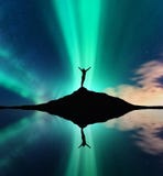 Aurora, silueta de una mujer y reflexión del cielo en agua imagen de archivo Aurora, silueta de una mujer y reflexión del cielo en agua imagen de archivo