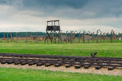 Auschwitz, Polen - Augustus 12, 2017: Spoorweg aan het concentratiekamp van Auschwitz Birkenau royalty-vrije stock foto's Auschwitz, Polen - Augustus 12, 2017: Spoorweg aan het concentratiekamp van Auschwitz Birkenau royalty-vrije stock foto's