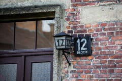 AUSCHWITZ POLEN mars 12 bräde och lykta för 2019 namn med nummer 12 på det utgöt kvarteret vid koncentrationsläger royaltyfri bild AUSCHWITZ POLEN mars 12 bräde och lykta för 2019 namn med nummer 12 på det utgöt kvarteret vid koncentrationsläger royaltyfri bild