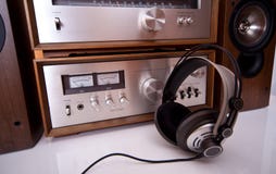 Auscultadores conectados ao estéreo audio do vintage Imagens de Stock Auscultadores conectados ao estéreo audio do vintage Imagens de Stock