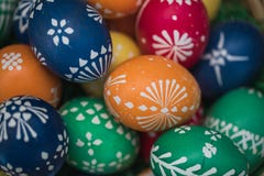 Ausf?hrlicher Makroschu? von handgemalten bunten Ostereiern in einem dekorativen Nest lizenzfreies stockbild Ausf?hrlicher Makroschu? von handgemalten bunten Ostereiern in einem dekorativen Nest lizenzfreies stockbild