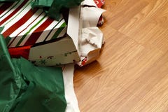 Ausgepackte Weihnachtsgeschenke und heftiges Verpackungs-Papier lizenzfreie stockbilder Ausgepackte Weihnachtsgeschenke und heftiges Verpackungs-Papier lizenzfreie stockbilder